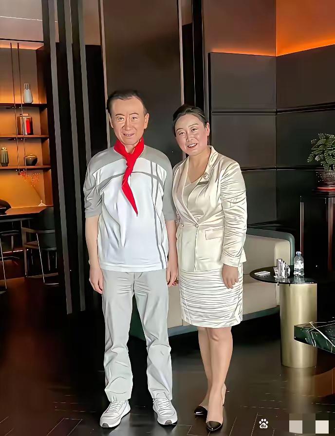 王总现在有没有110斤？好多网友说是债务压力逼成这样的，可能吗！就是胃口消化不好