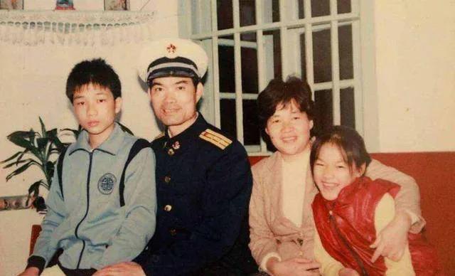 1972年，战斗英雄麦贤得，连续3次相亲失败后，终于娶到了媳妇。新婚之夜，麦贤得