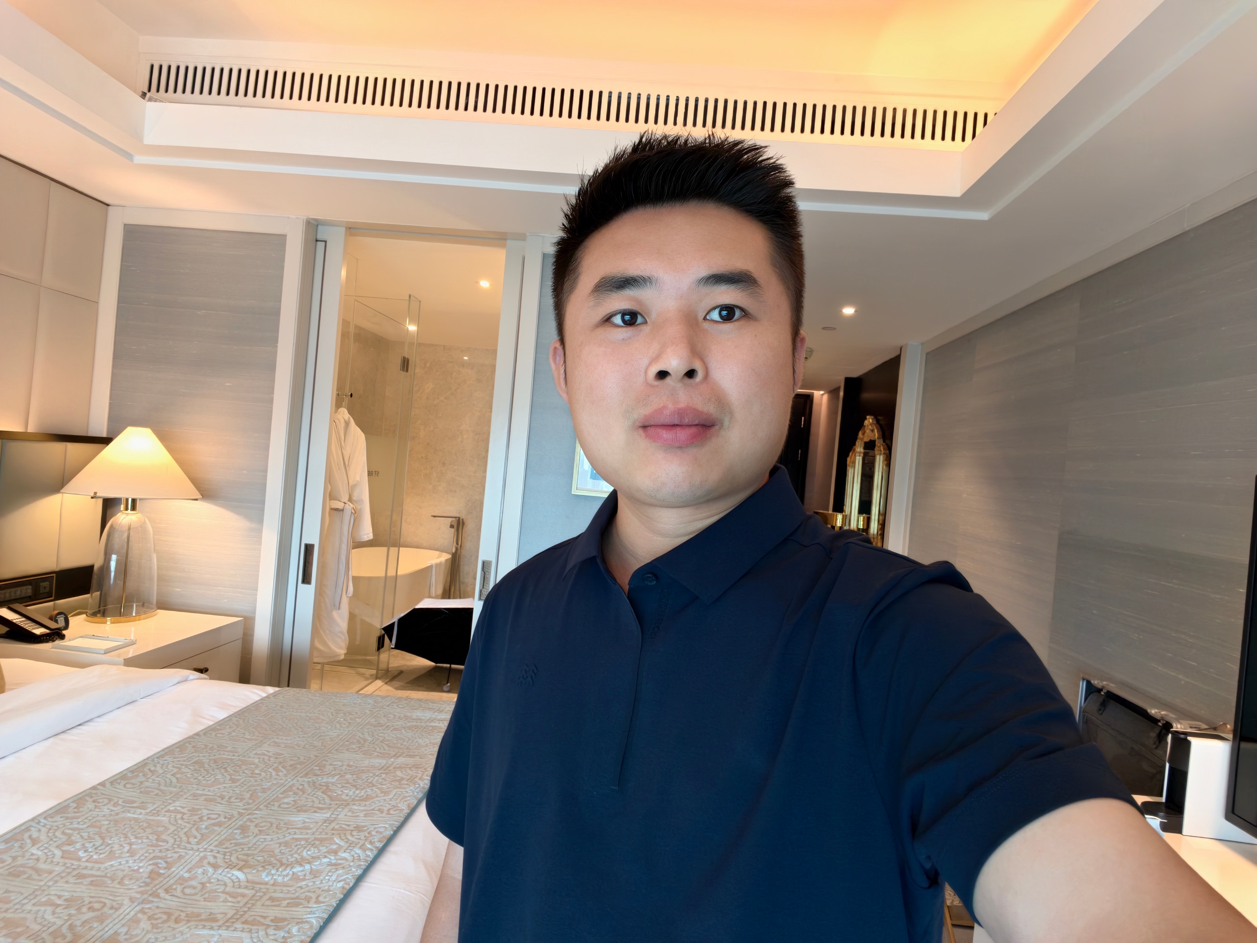 一会看看两百万的尊界S800，特意穿的正式一点，看上去像不像车主！（其实长这么大
