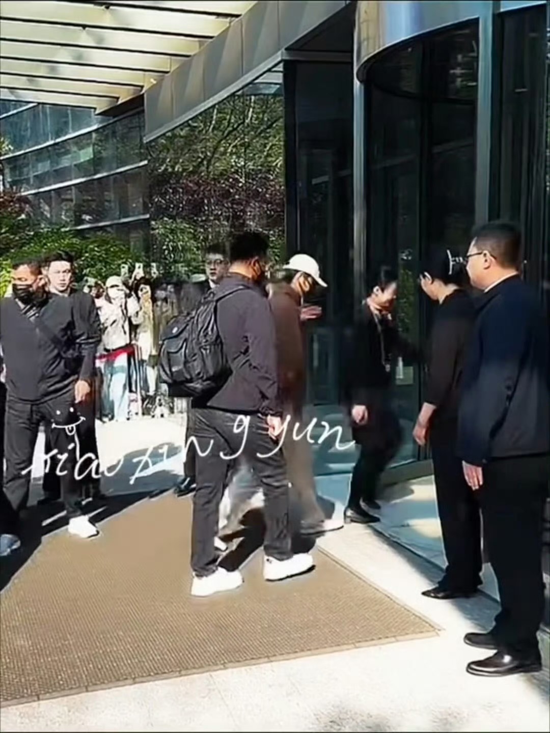 肖战北京大学生电影节路透肖战参加北京大学生电影节路透哇哇哇 出发北京啦！期待期待