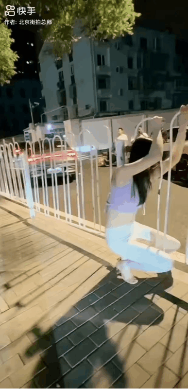 随便穿越公路围栏的行为属于没素质的人，就应该曝光！

一漂亮小女子为了走近路，竟