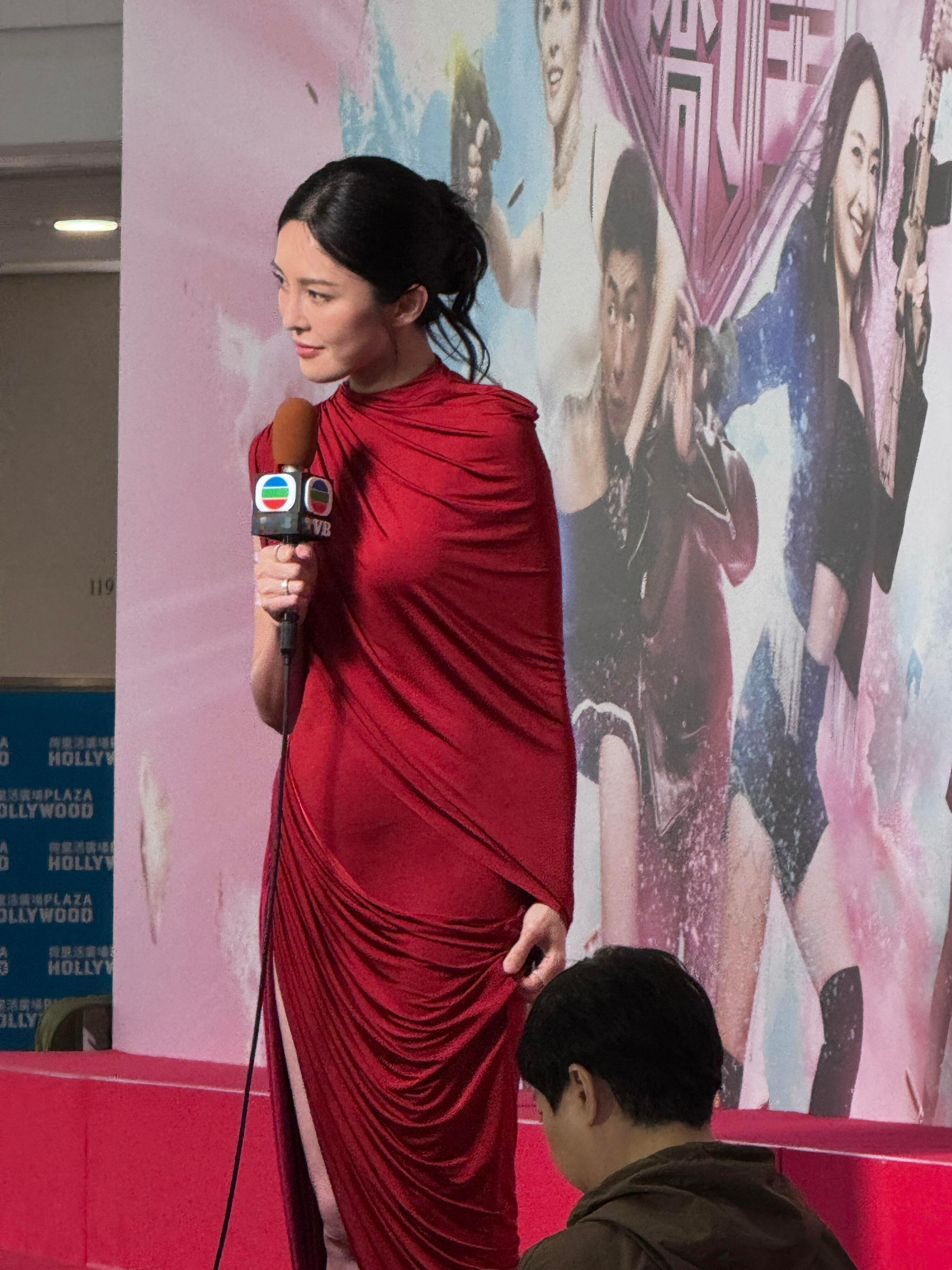 张曦雯大长腿身材好迷人 