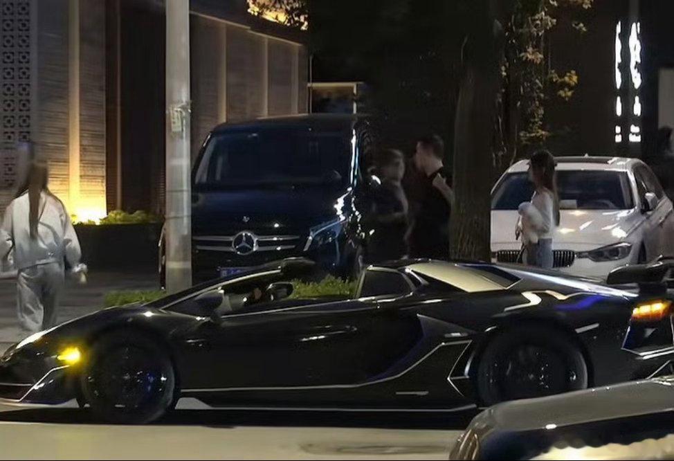 警方通报黄子韬违停违停罚200，违反禁令标志扣一分，改变车身颜色未按时备案罚20