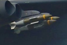 蹲守空军基地的英国航空爱好者们拍到美军B-52H开始挂载GBU-31制导炸弹出击