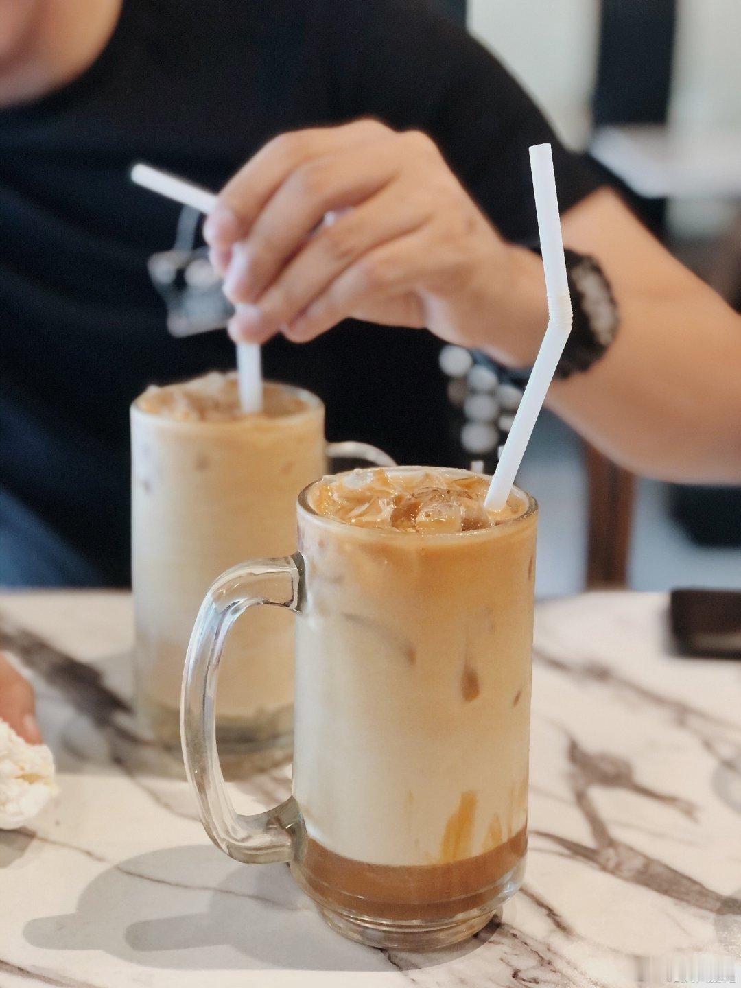 怎么可能和谁喝奶茶都一样怎么可能和谁喝奶茶都一样！与挚友同饮，是分享趣事的畅快；