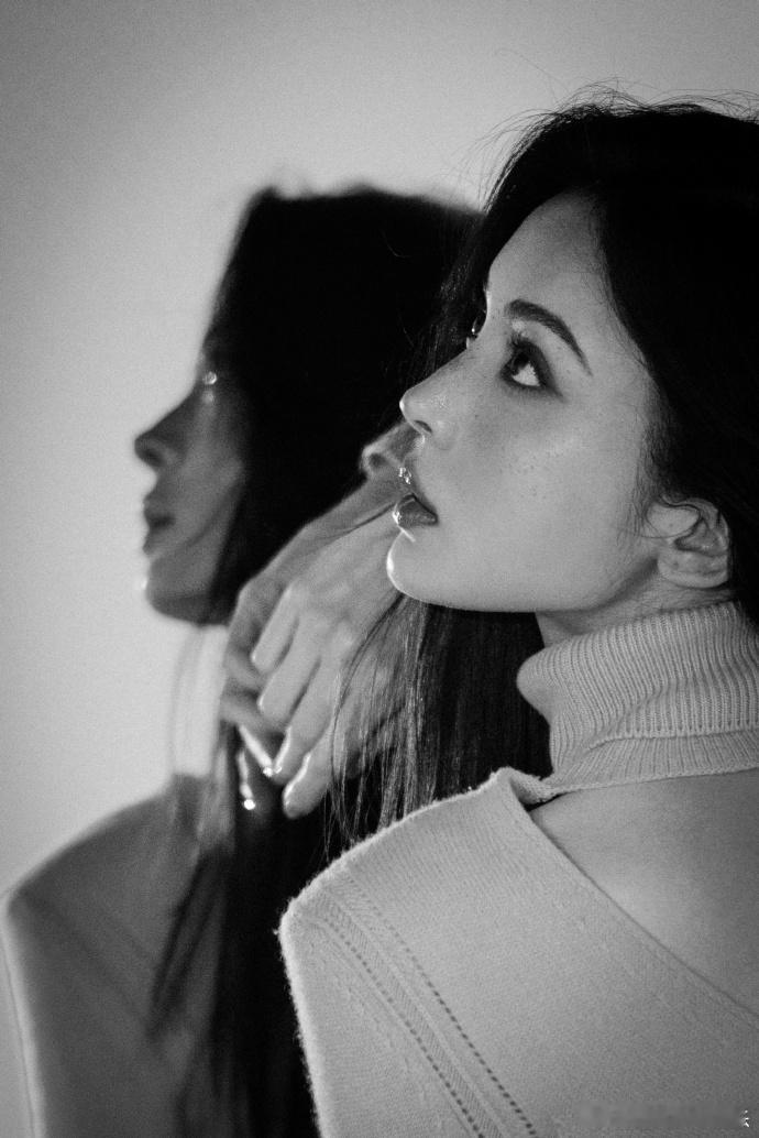 侯明昊娜扎红绸系良缘海报 看到娜扎这张海报，瞬间就懂了什么叫“一眼万年”，红绸缠