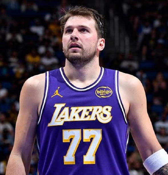 3月份的东契奇，真是恐怖如斯：

——场均36.8分，联盟第一
——8.5篮板7