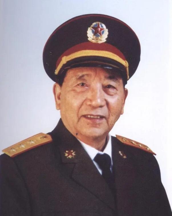 1956年，秦基伟副司令员在调研部队时，因为晚上睡不着，就在院里溜达，就在这时，