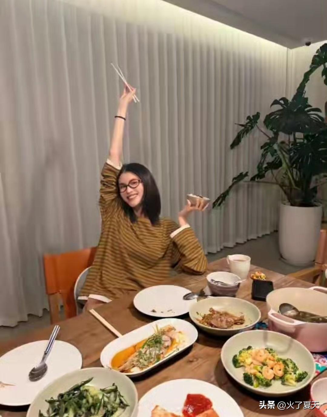 何穗晒老公做的五菜一汤！好吃到炫几碗饭，陈伟霆陪逛街送花浪漫 ​​​。