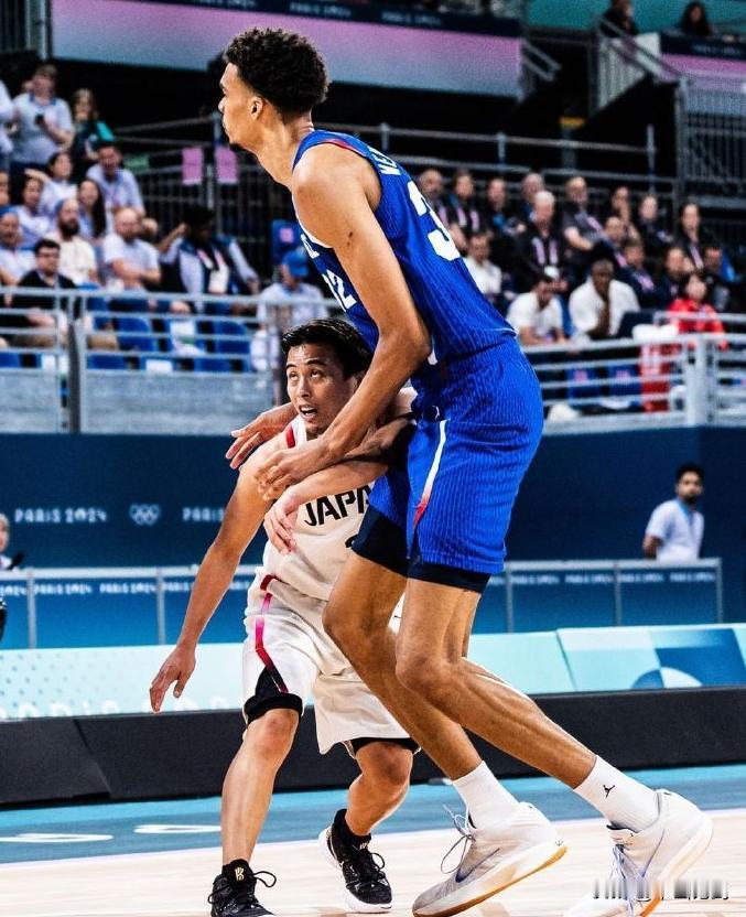 奥运会：法国男篮险胜日本男篮

巴黎奥运男篮最大身高差：1米67的富坚勇树防守2