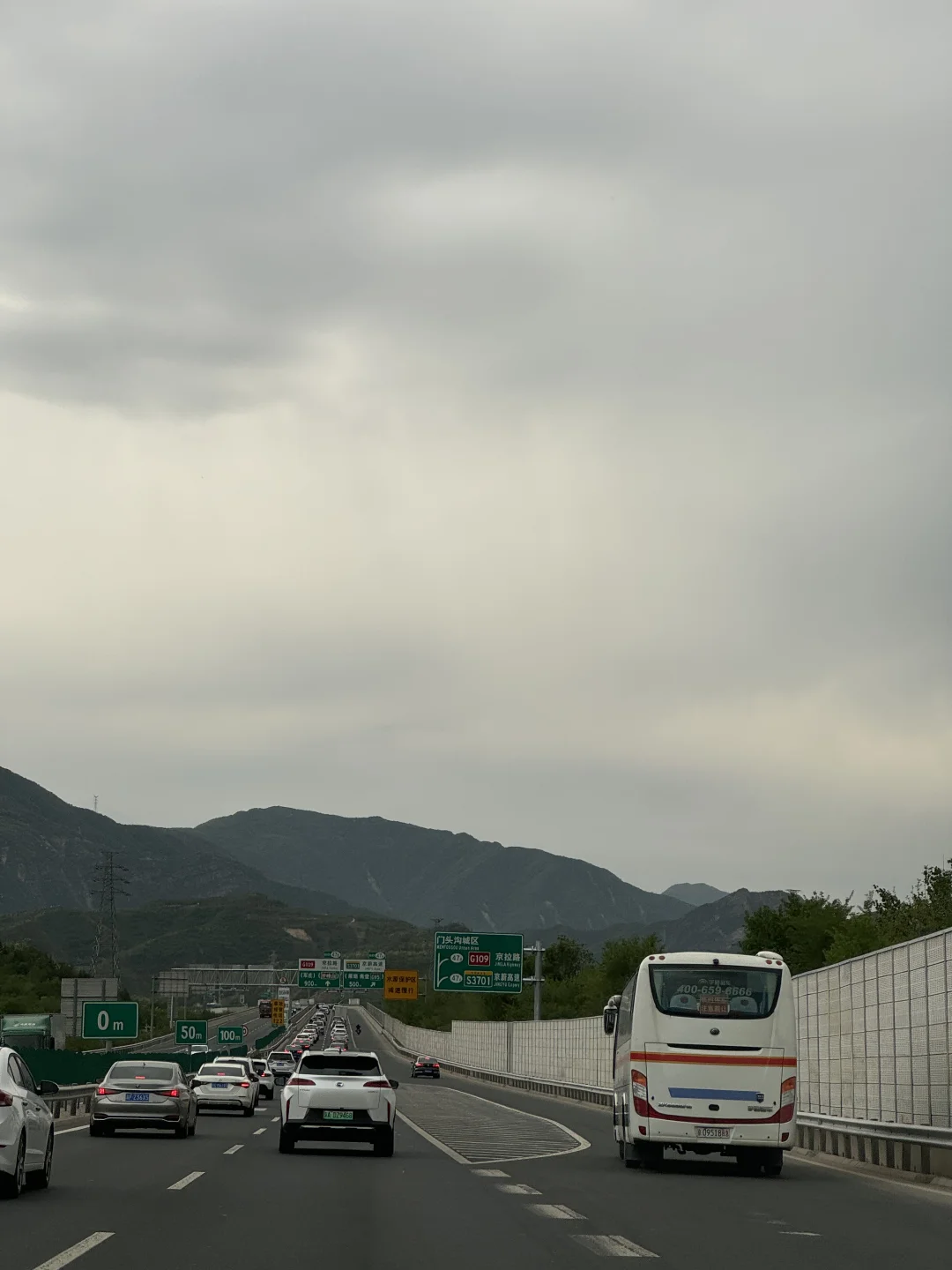 五一提前半天出发的大聪明已经堵在高速上