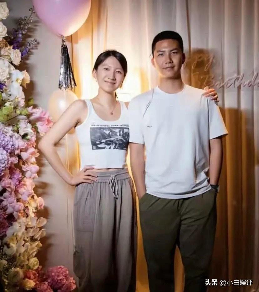 康康长得好阳刚好正气呀！胡军的儿子康康如今16岁了，身高已经接近1米85，继承了