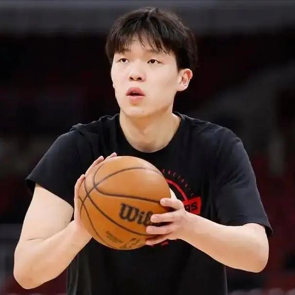 杨瀚森在洛杉矶说的那两句话，"去为国家队出征"和"争取赢下每场比赛"，组合在一起