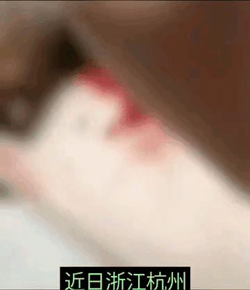 这个女孩拿尖刀边砍猫刀刀见血，还边砍边笑，过后女孩还在网上炫耀说杀猫有快感，明显
