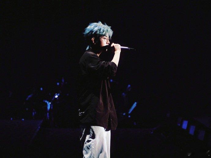 胡夏南京演唱会胡夏南京演唱会的蓝发造型绝了！帅得清新又亮眼，歌声还是那股清泉般的