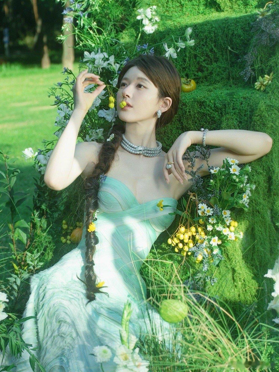 赵露思[超话] 绝美造型，穿薄荷绿抹胸裙，性感美丽性感又美丽的薄荷绿抹胸长裙，坐