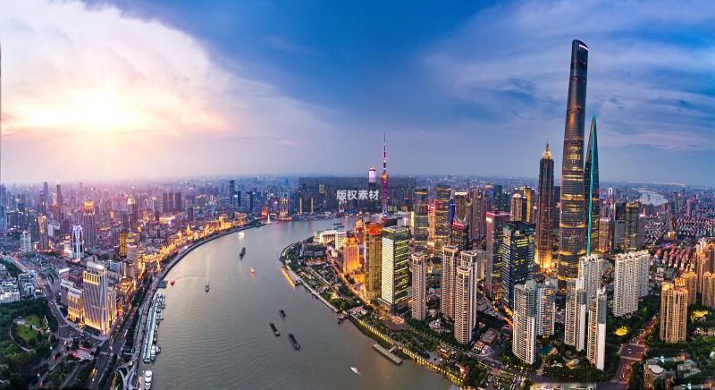 我也去过上海外滩，那体验至今难忘。以前去的时候人不多，现在人多得很。外滩的景色确