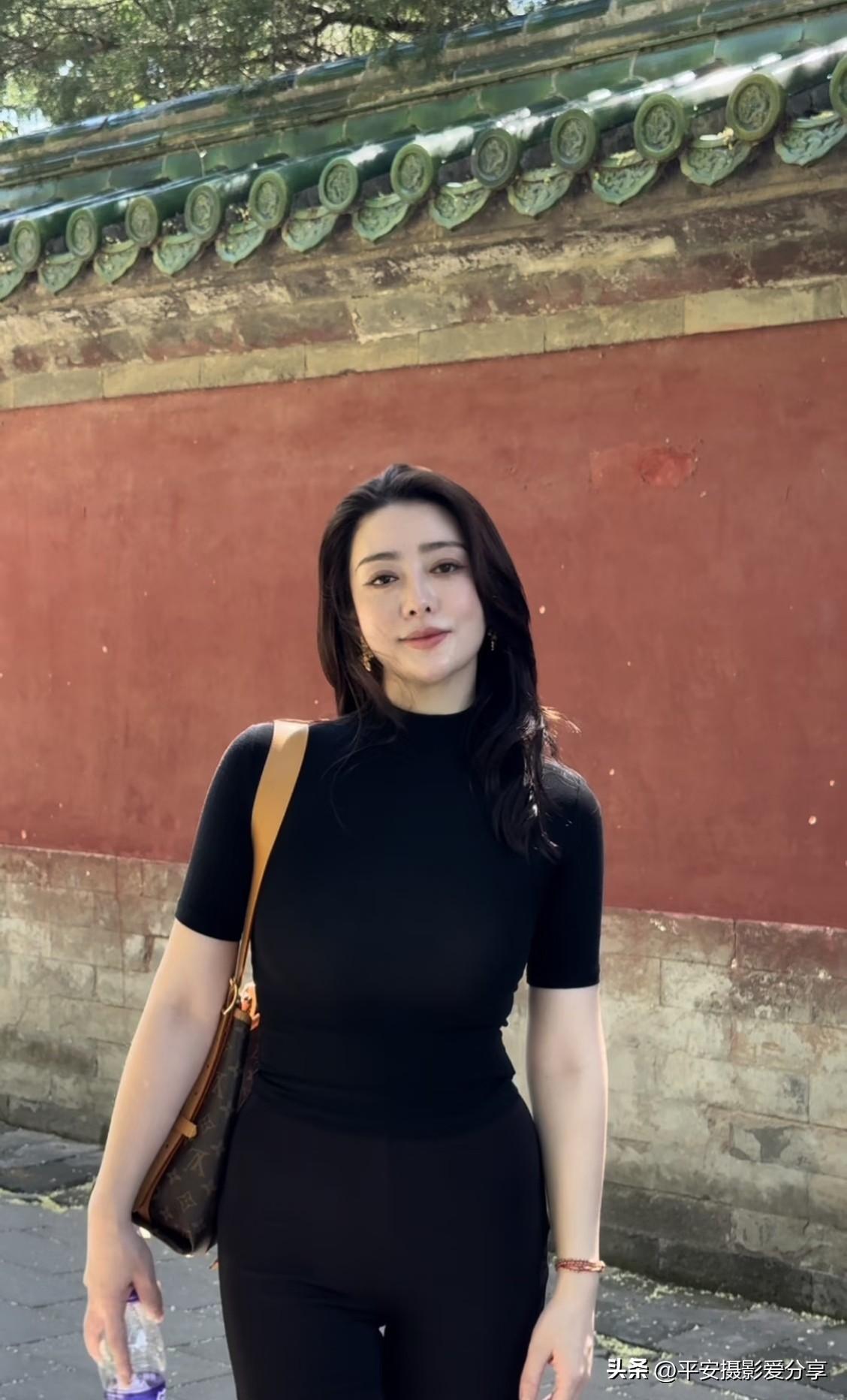 红墙纪事
 佳期如梦
岁月如歌
风采依旧
青丝霜染
心似少年如水年华！红墙美人照