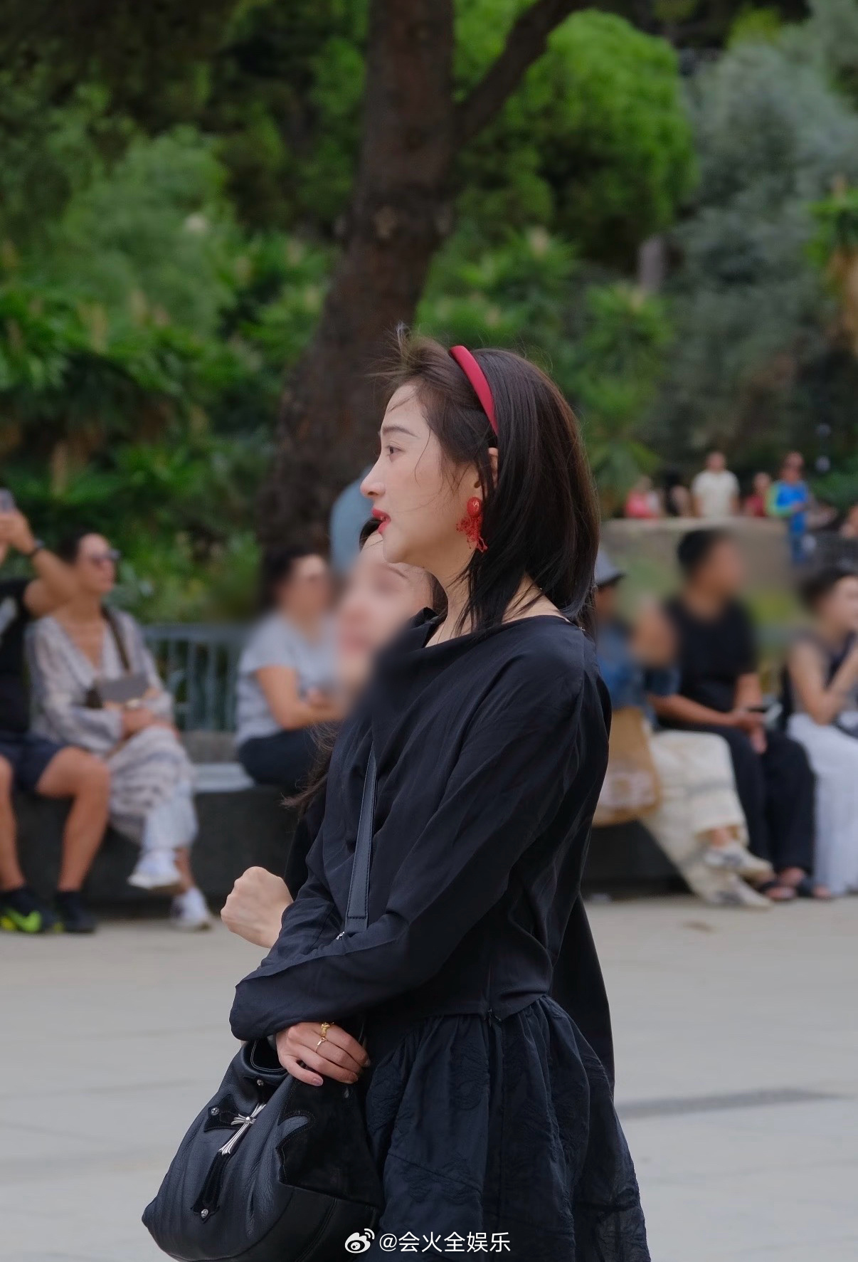 全巴塞罗那都在偶遇关晓彤巴塞罗那路人镜头下的关晓彤 五官好精致的晓彤 ​​​