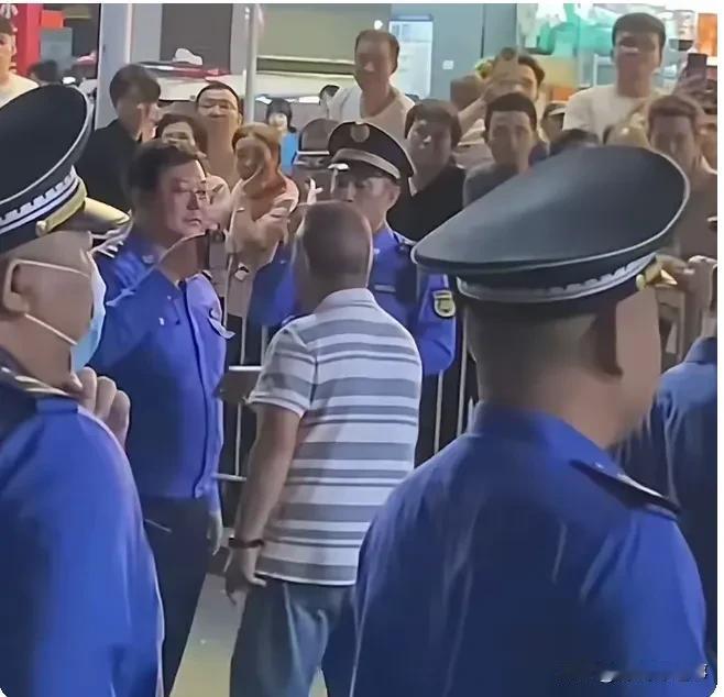 强烈建议:城管用人也要像警察那样，警察就是警察，协警就是协警。
城管有一点非常不