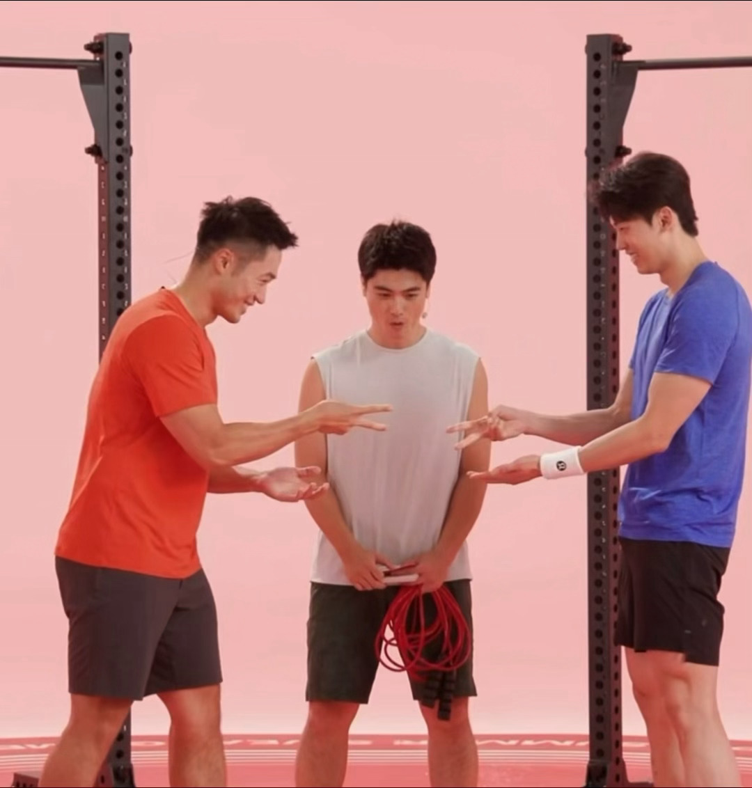 lululemon品牌大使汪顺 好特别好萌的剪刀石头布仪式，窝宝宝又赢了，咋这么