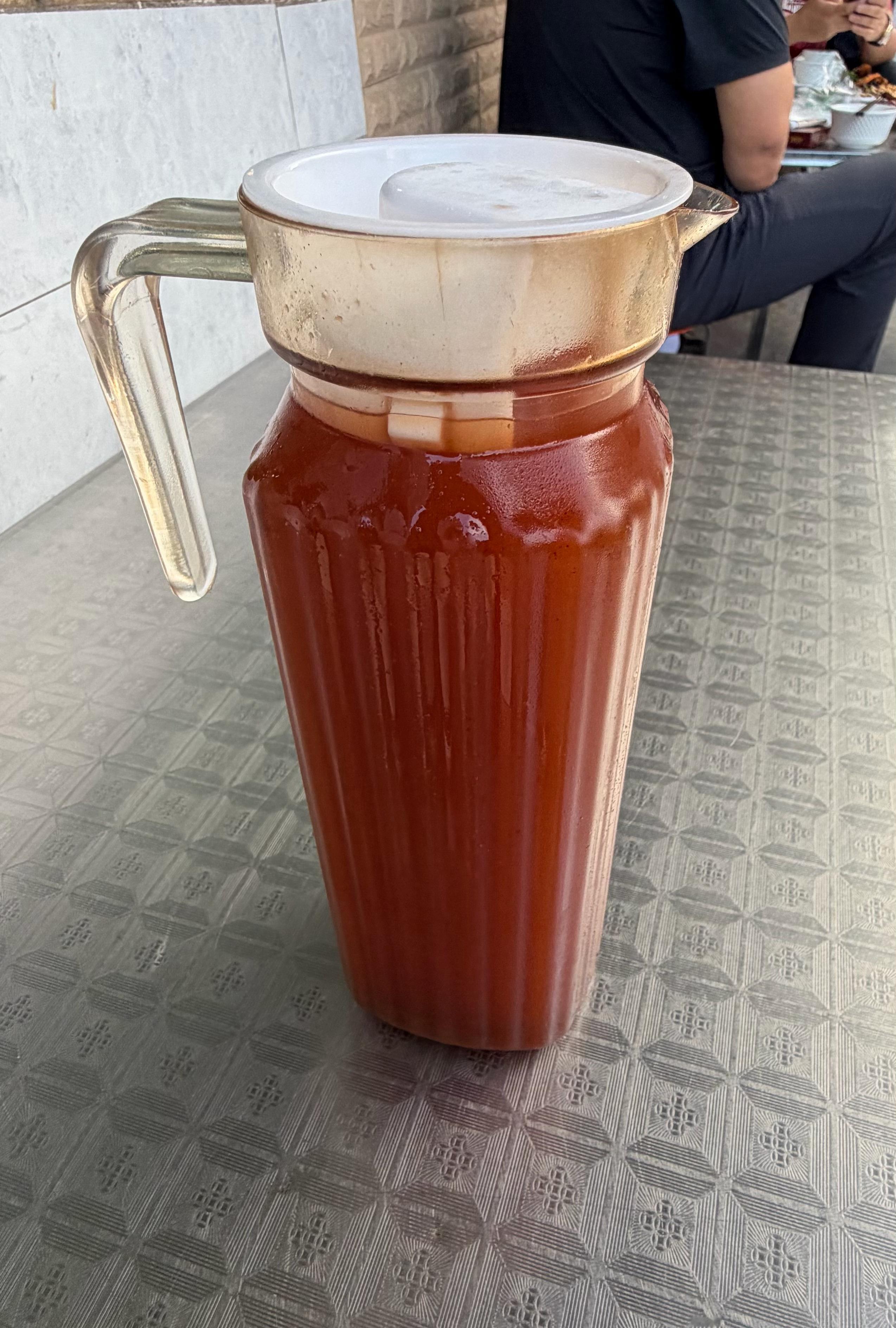 昆明的一家很地道的清真馆子，人爆满，没座只能坐外面，点菜也得排队：点了牛排、炖牛