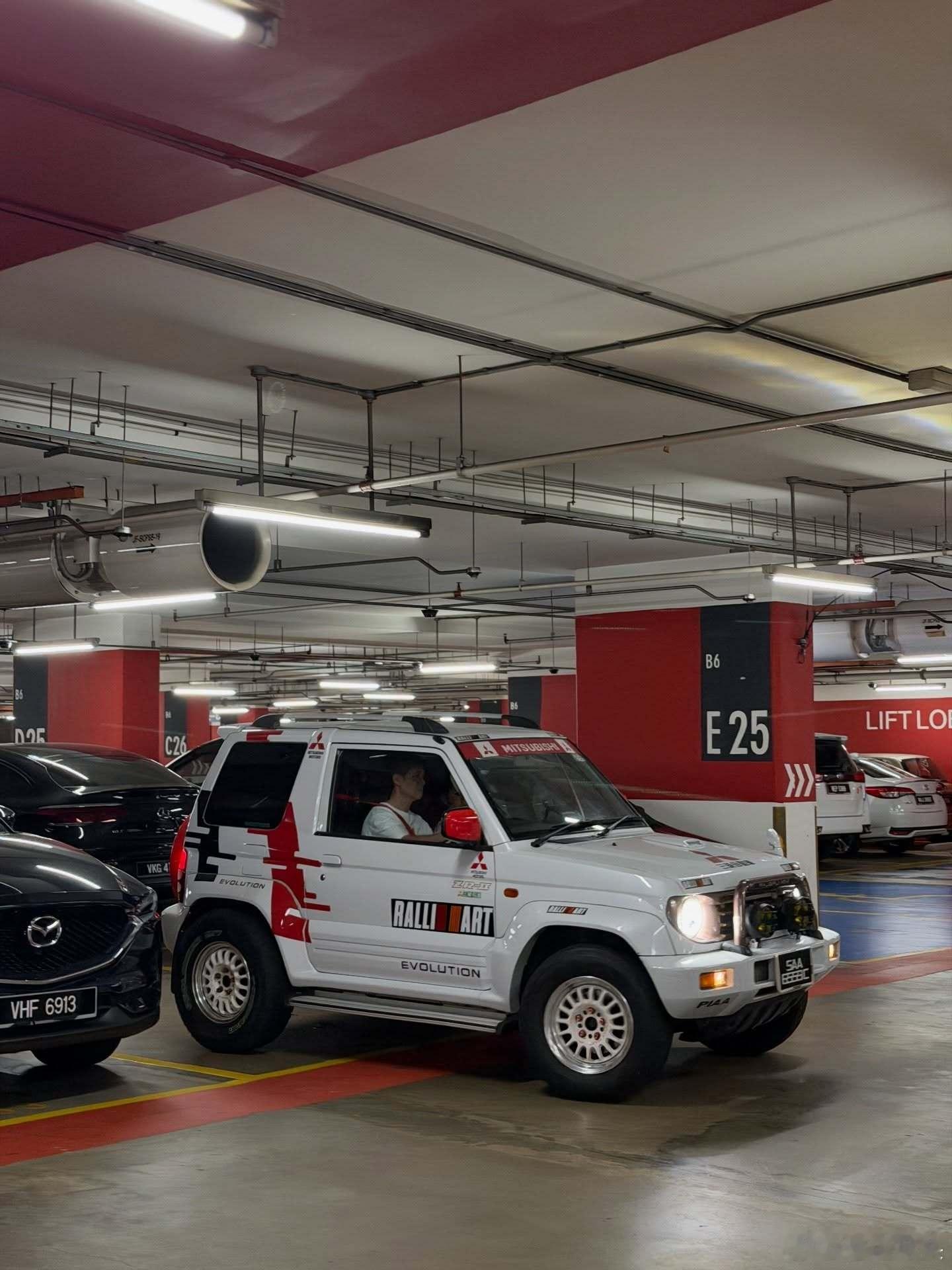 帕杰罗  PAJERO MINI最小号的短轴帕杰罗换上百路驰KO3全地形胎，气场