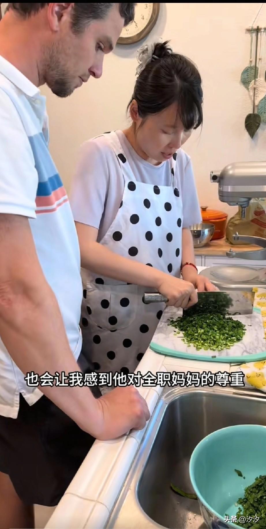 女孩嫁给了美国人，
在美国生活非常开心，
虽然在国内是高学历，
但是在美国却找不