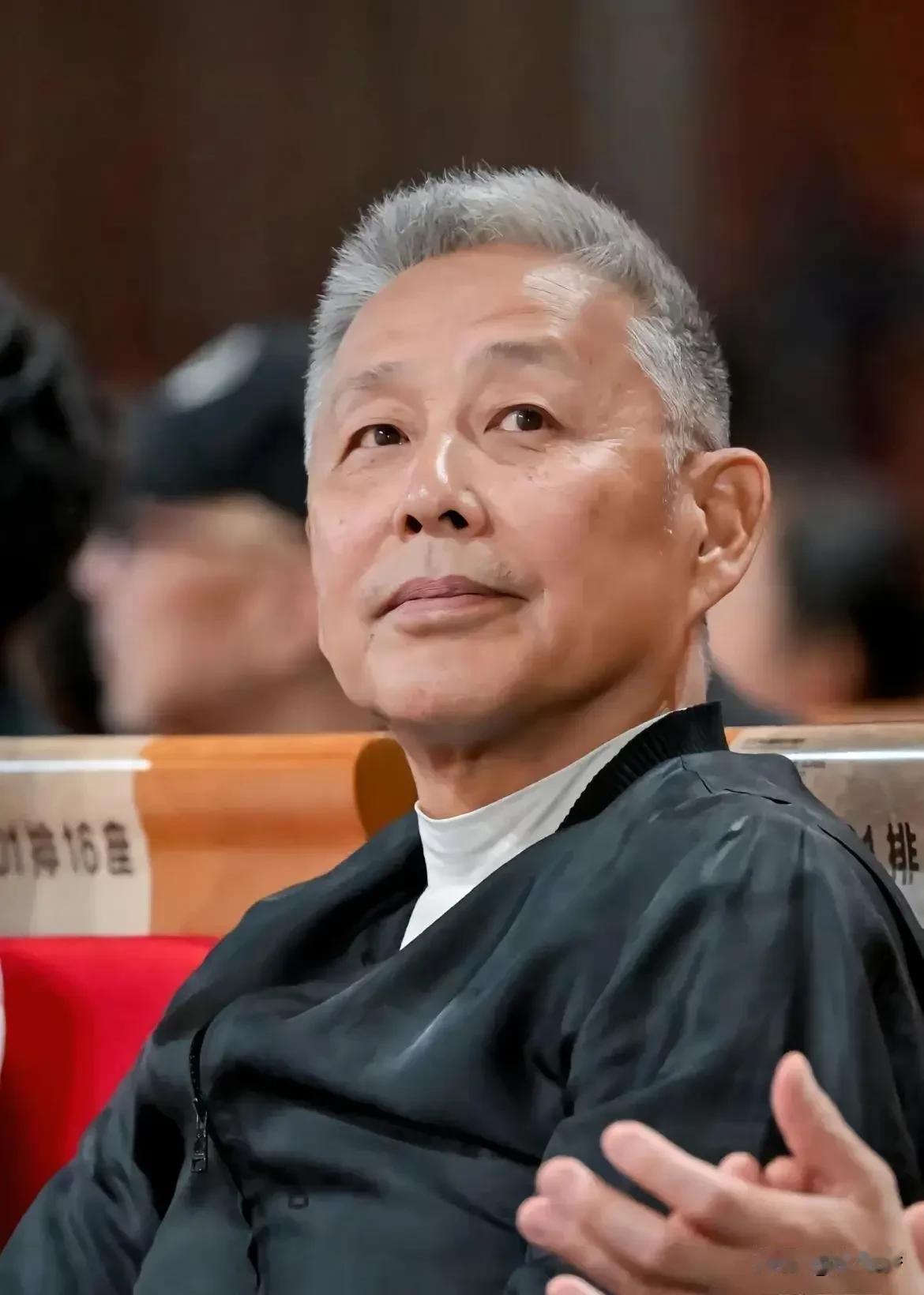 陈道明说：
“人这辈子，最危险的两个敌人，一个是自己的嘴，一个是身边的熟人。管住