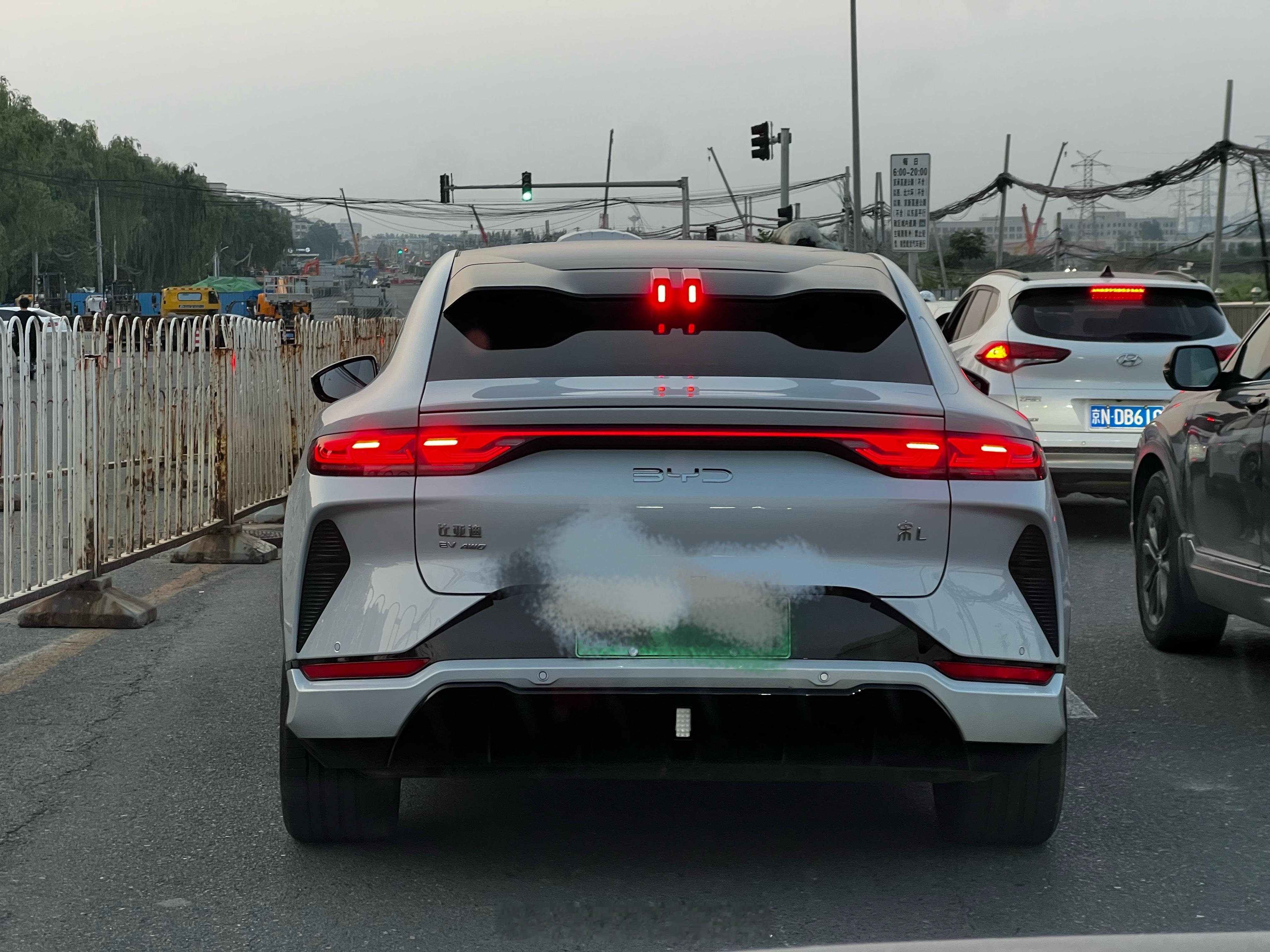 发布会结束回来的路上，见到了一辆比亚迪宋L EV。这车的后部，是真的帅啊！咱就说