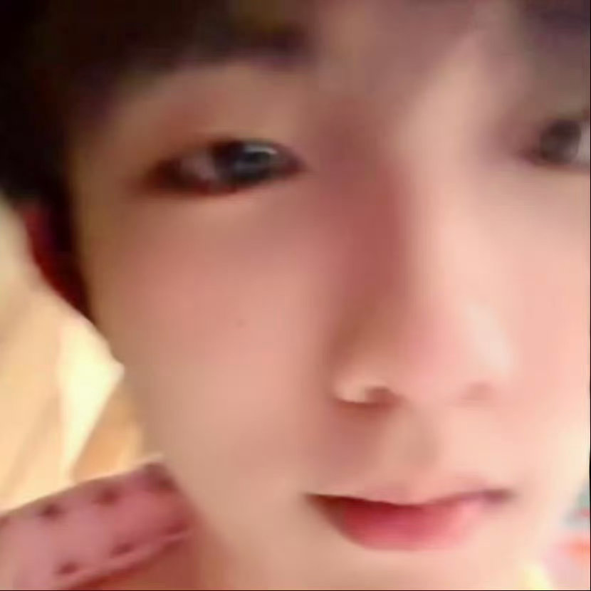 苏新皓把粉丝当小孩宠 用孩子气的方式回应偏爱，会报备行程让大家放心，会在舞台上比