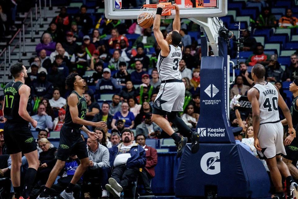 NBA常规赛：马刺七人上双135-132险胜鹈鹕 完成赛季三杀 北京时间12月9