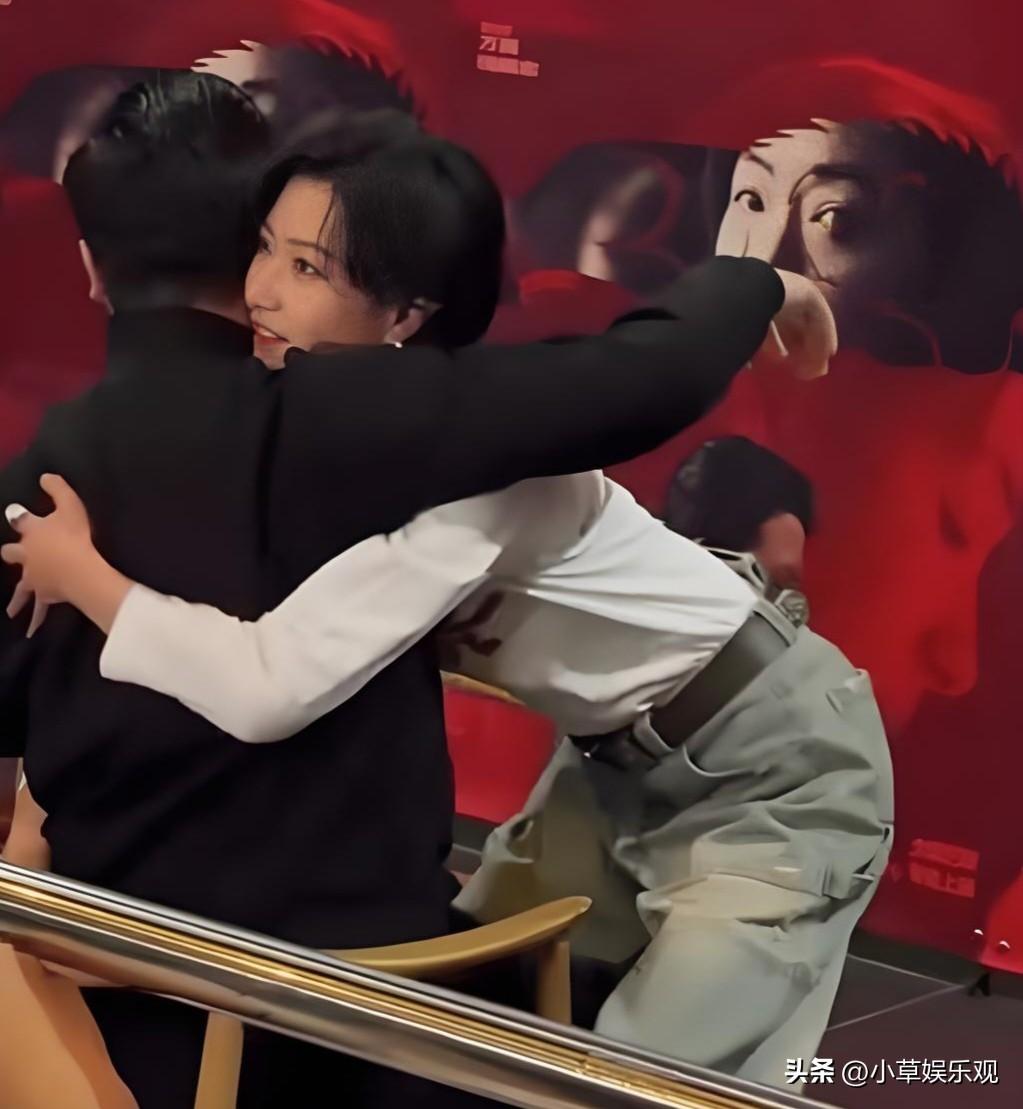 万茜徒手拎起190斤观众万茜这力气真不是盖的，190斤大汉说拎就拎，看着瘦其实全