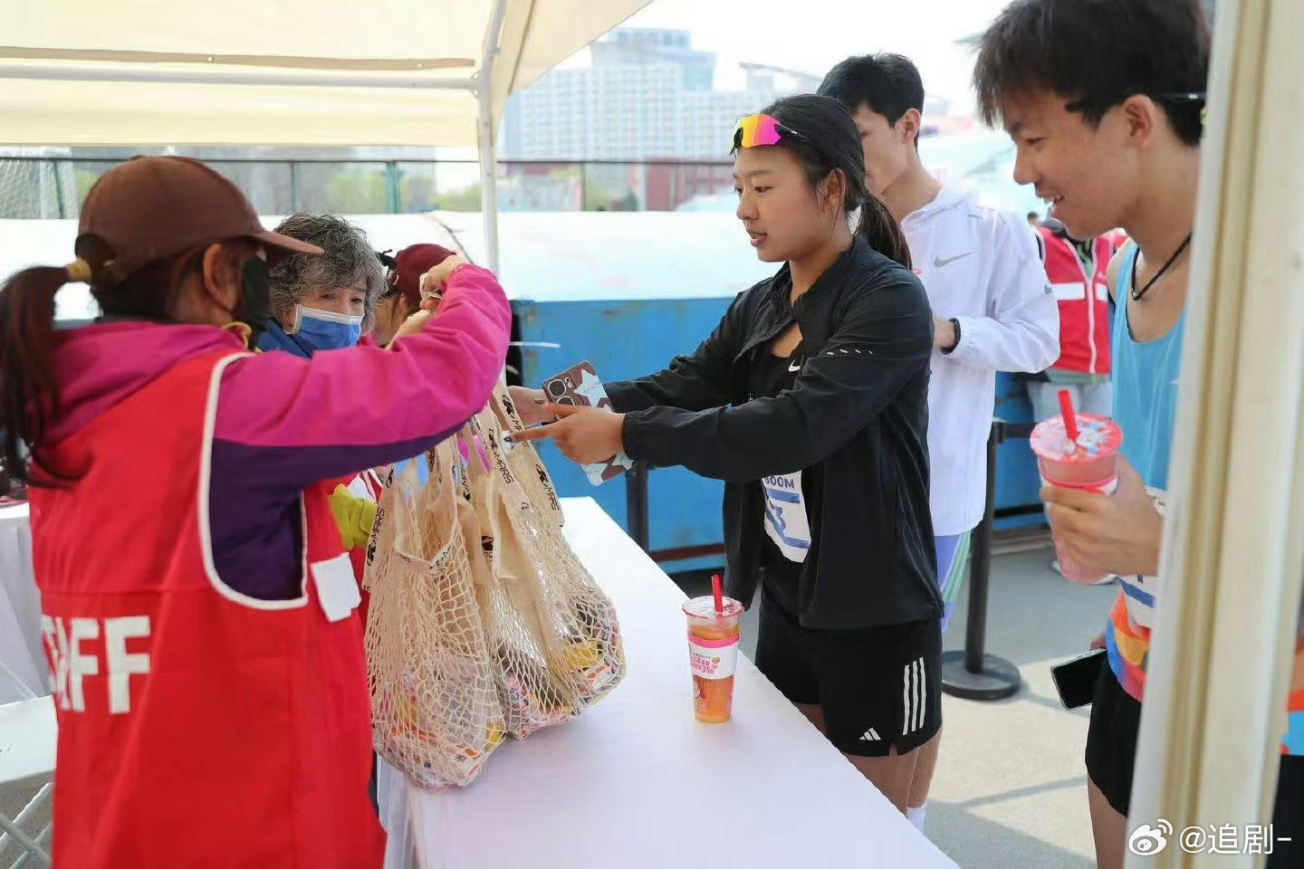 这就是大学生多吃不胖的原因吧 狂炫美食还轻盈？因为他们吃完就动！宿舍健身、校园骑