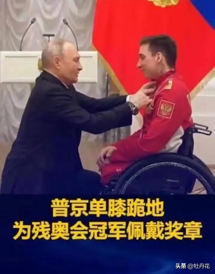 普京这一跪，跪出了让世界沉默的力量

普京缓缓单膝跪地，在克里姆林宫的授勋仪式上