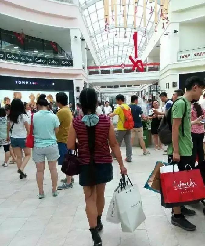 刷到个博主讲春节红包暗战。
她男人带老朋友一家来拜年，还夹了个陌生女人和小姑娘。