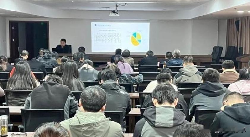 汉中市质检中心最近搞了个接地气的内部培训，13个科室的头头们轮流站上台，聊自家业