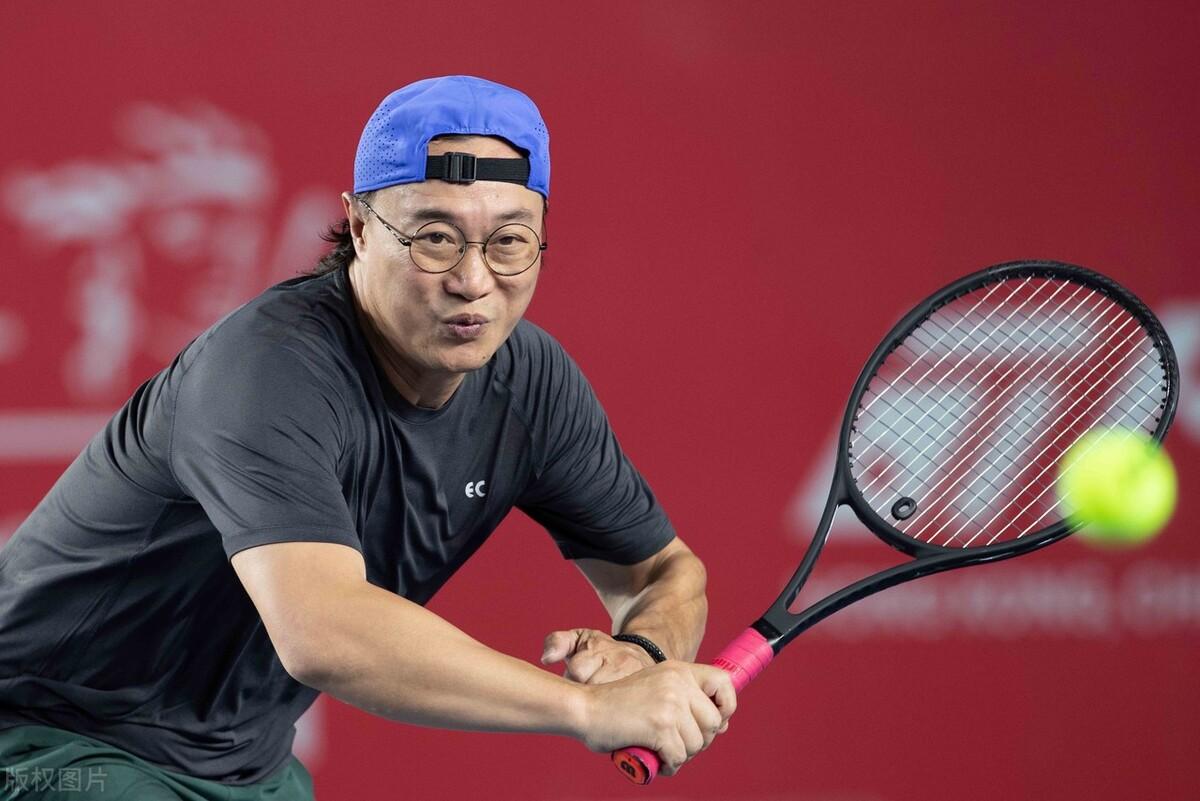 陈奕迅参战网球名人赛，教练被卖了吗？[what][捂脸]不带这么欺负人的！和这种