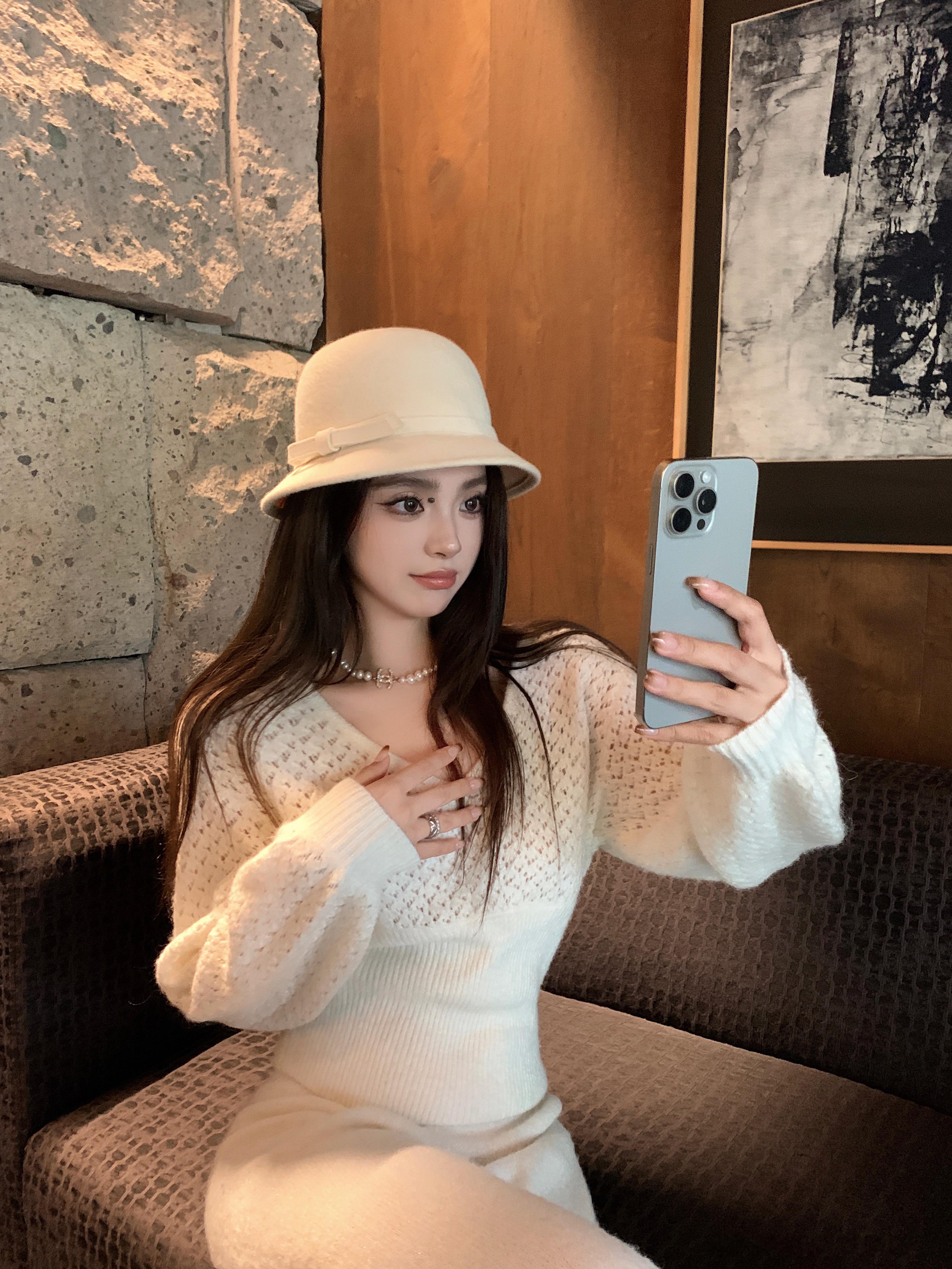 新鲜出图！昨天去补拍了这套超级优雅女人的白富美套装 两色都会自留 镂空针织+细闪