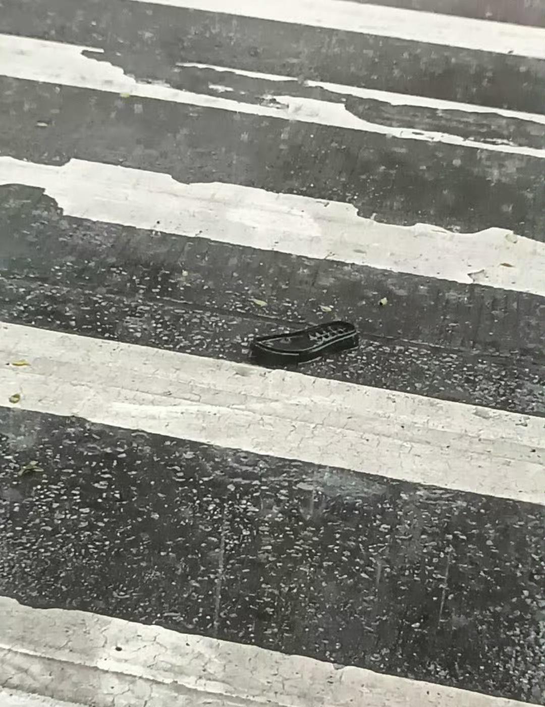 。广州、珠海、中山发布暴雨红色预警，多地停课 。街道瞬间成河、交通受阻，广铁部分