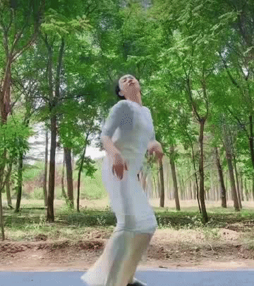 黄磊一家真的好搞笑！
该跳舞的去读书了，该读书的去做饭了，该做饭的去跳舞了！
一