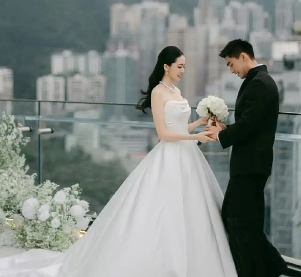 吴婉芳二儿子胡智同结婚了！婚礼几天后，他晒出婚礼照片，新娘子真的好美，像小说中的