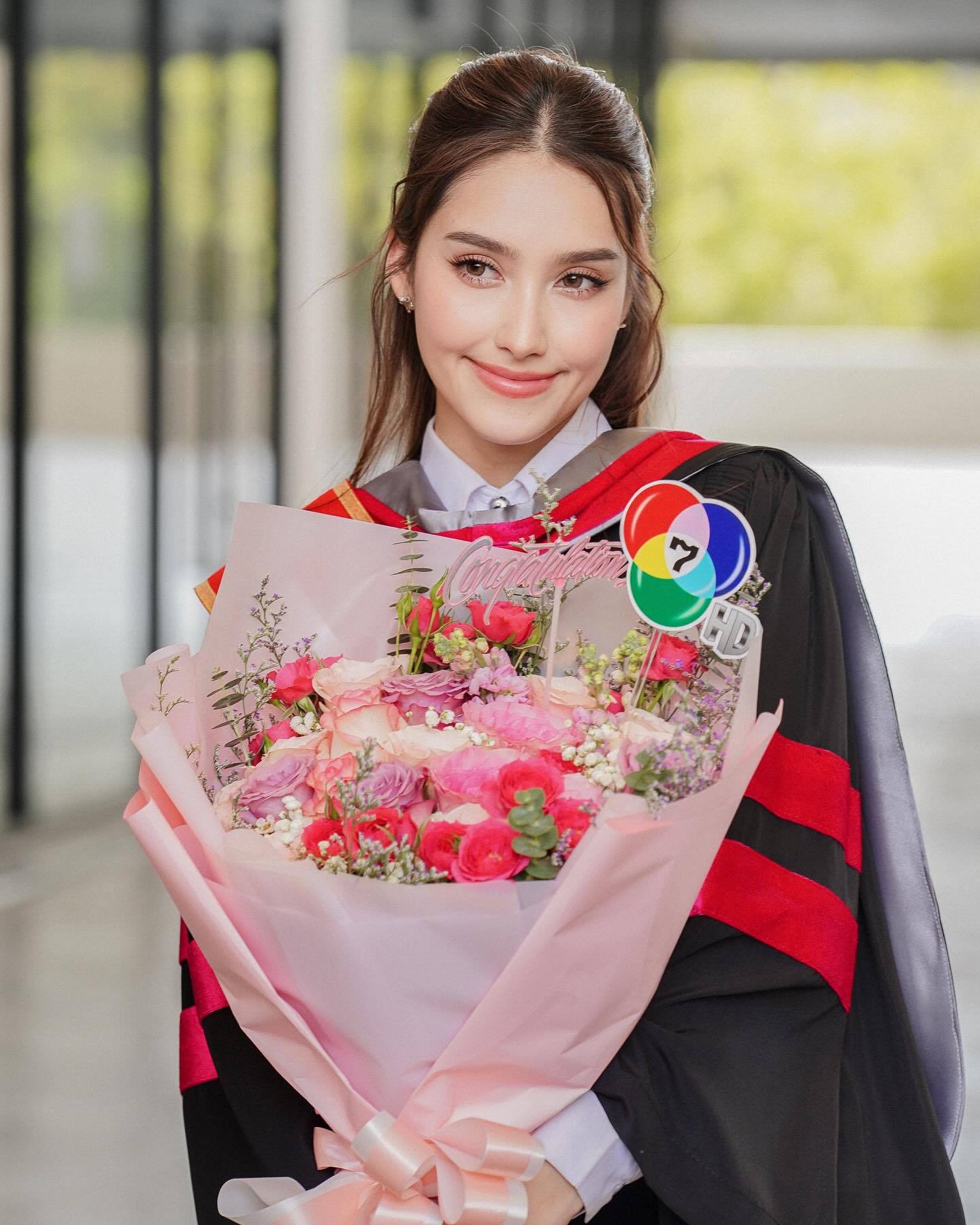 HanaLewis[超话]  📍Hana Lewis IG更新🎀昨天的毕业典
