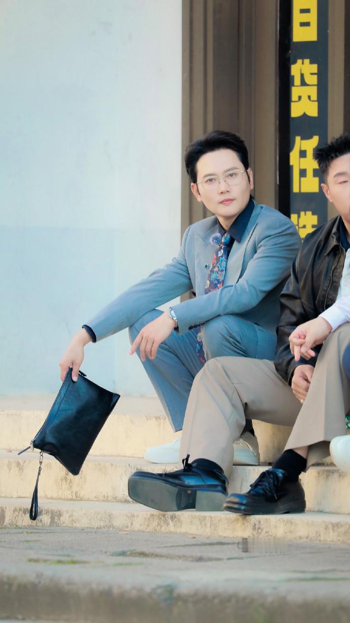 #孟鹤堂德云斗笑社路透# 大家走过路过千万不要错过孟鹤堂德云斗笑社路透，看到他穿
