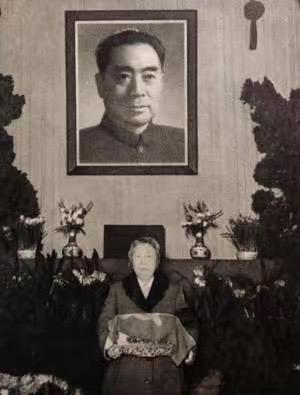 这是邓颖超抱着周总理骨灰盒的真实瞬间，都看看吧，邓奶奶是在十分坚强地克制自己的悲