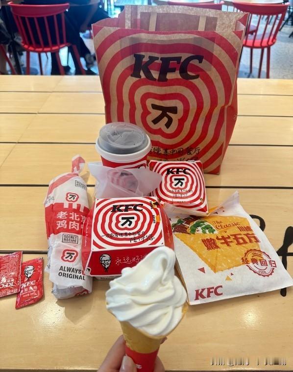 肯德基卖了40年百事，说换就换，可中国的不换。
昨天美国肯德基官宣，2027年起