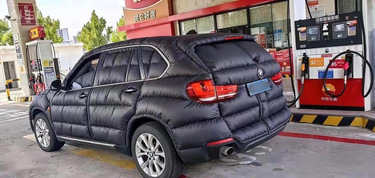 天冷了，给我的座驾添件羽绒服，可不能冻着它了！