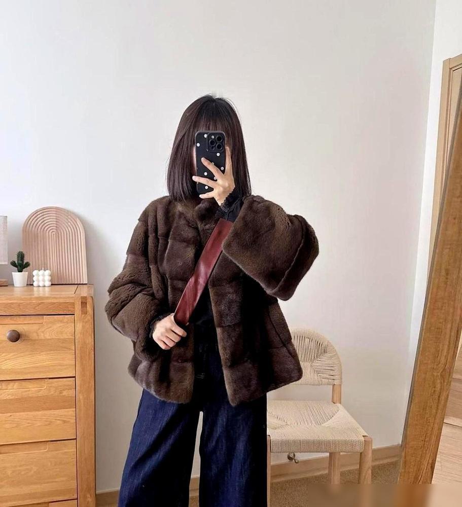 早高峰地铁一开门，我还以为挤进了北方大集，满目全是短款的“移动毛毡”。

那些曾