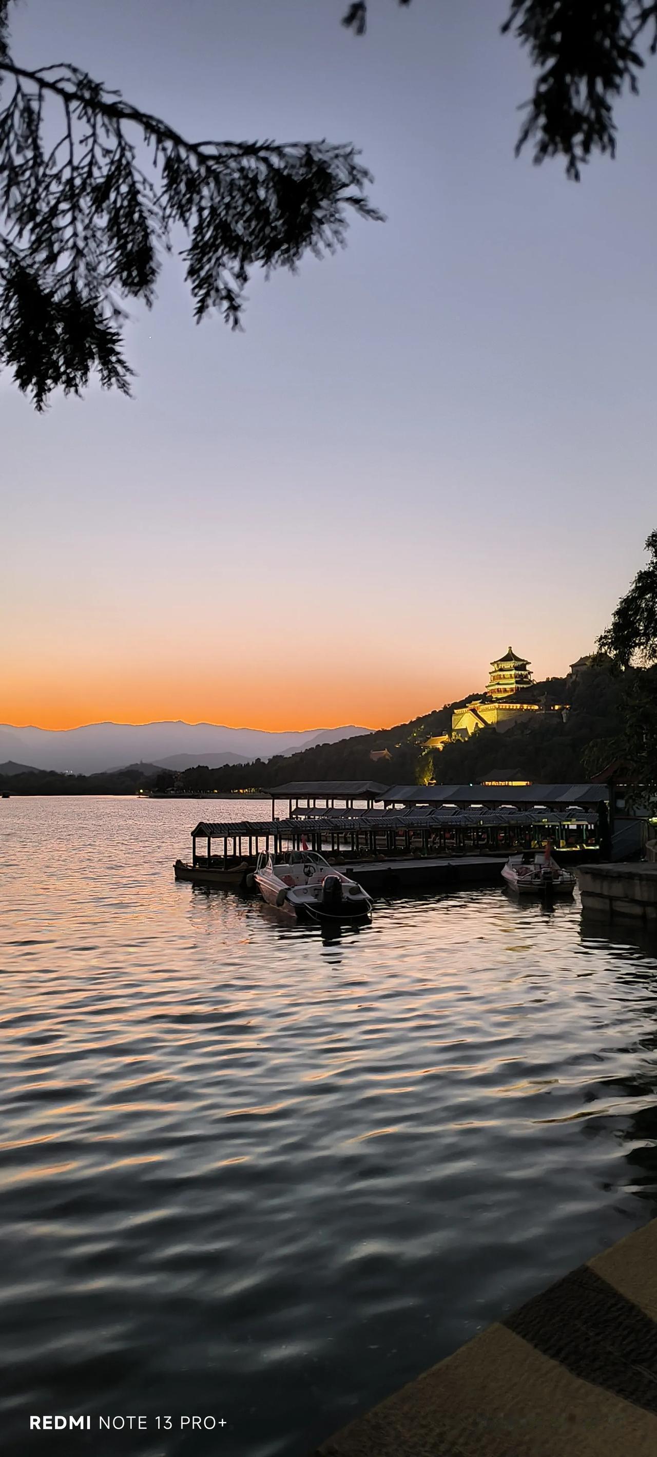 #秋日生活打卡季#
国庆佳节，颐和园夜景。