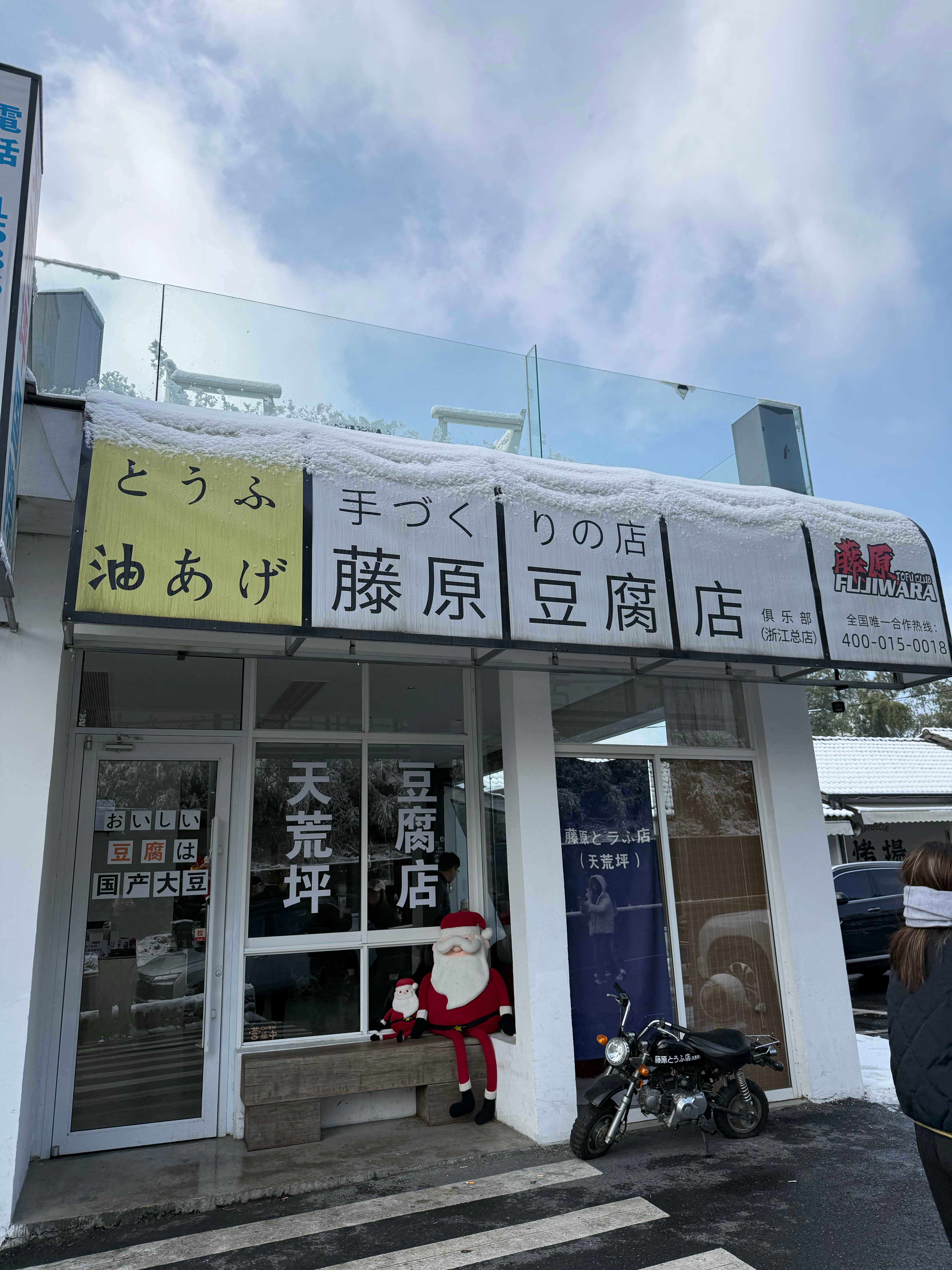 下雪之后的拍照iPhone有种很清透的感觉虽然但是原理知道，就觉得差别挺明显的你